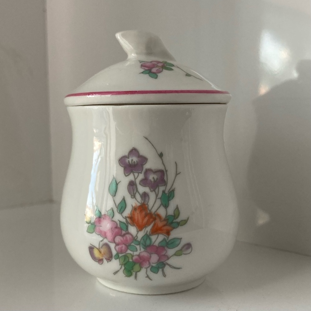NWOT Vintage Elizabeth Arden 
Porcelain lidded trinket jar